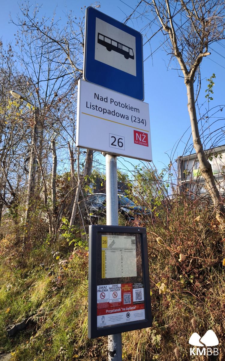 Na zdjęciu nowe gablotki do prezentowania rozkładów jazdy