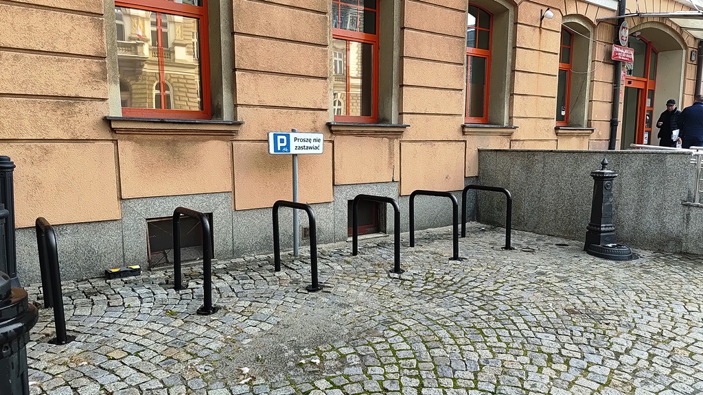 zdjęcie przedstawiające stojaki rowerowe