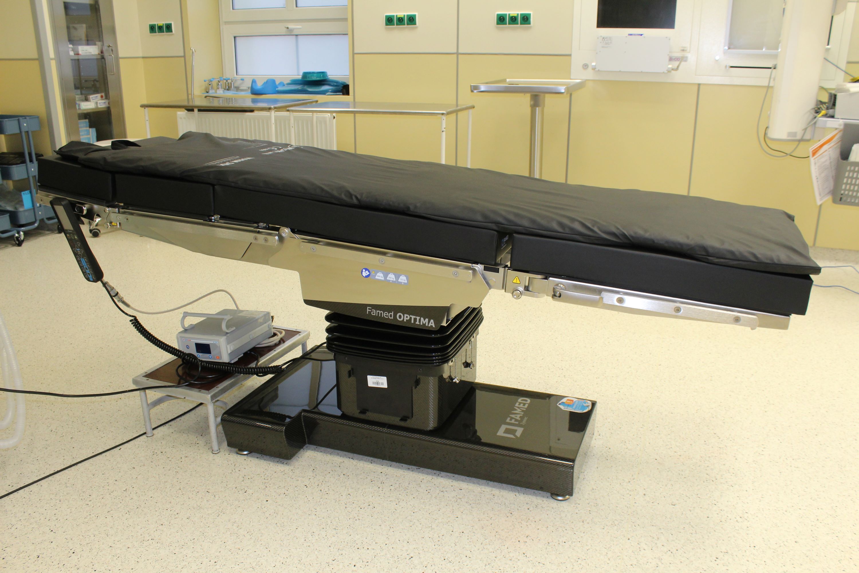 na zdjęciu stół operacyjny 