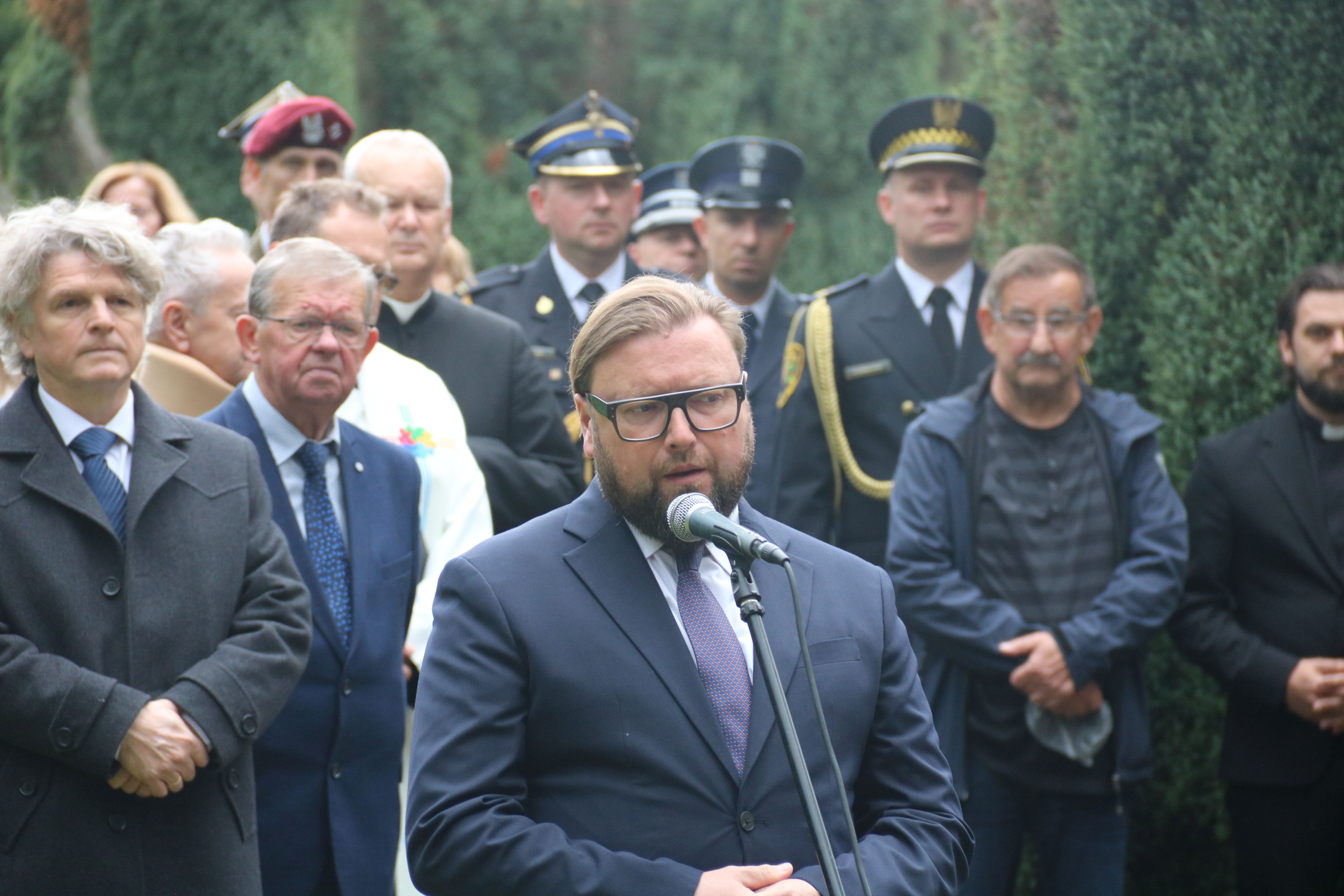 Stojący ludzie 
