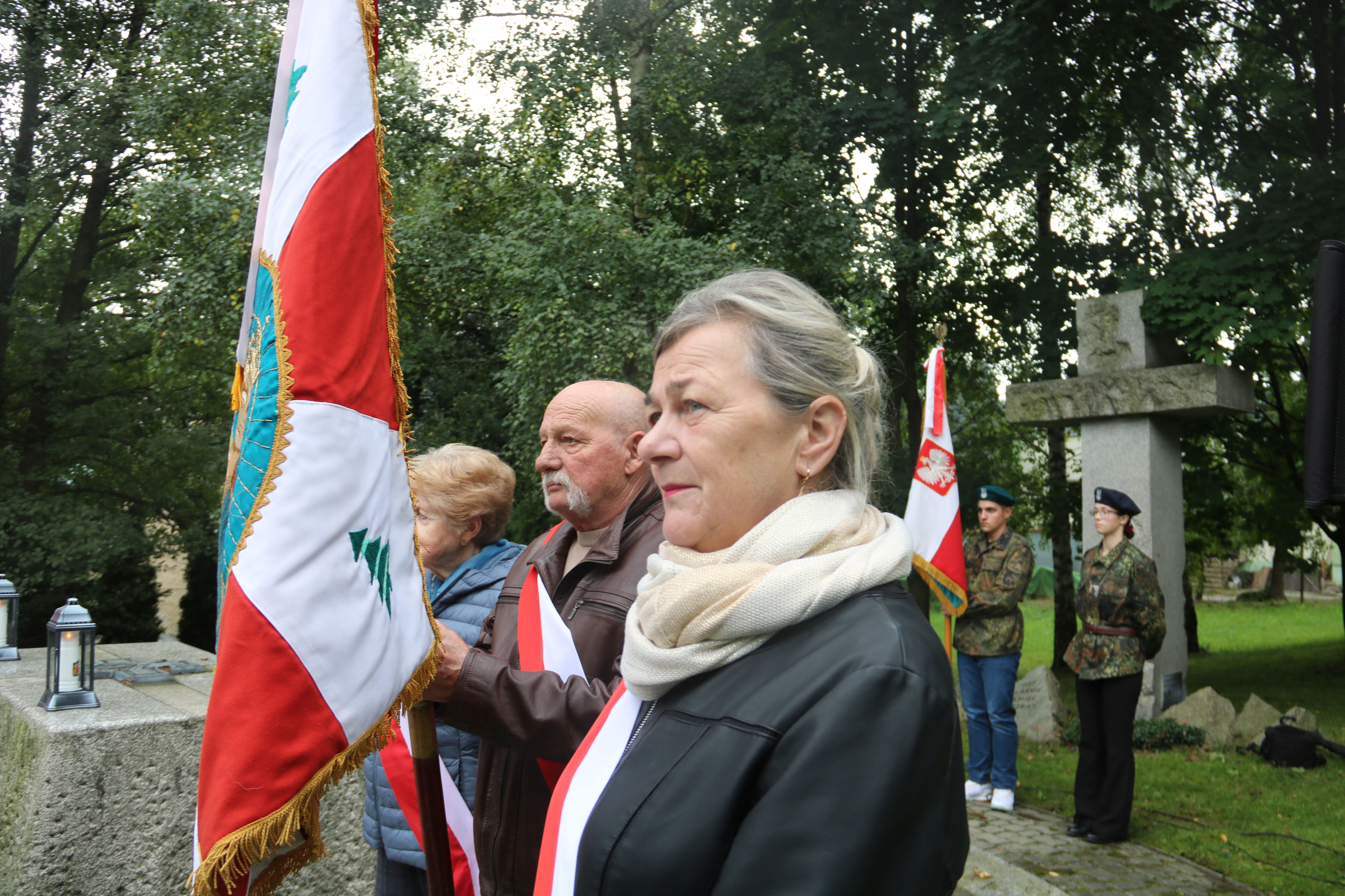 Stojący ludzie 