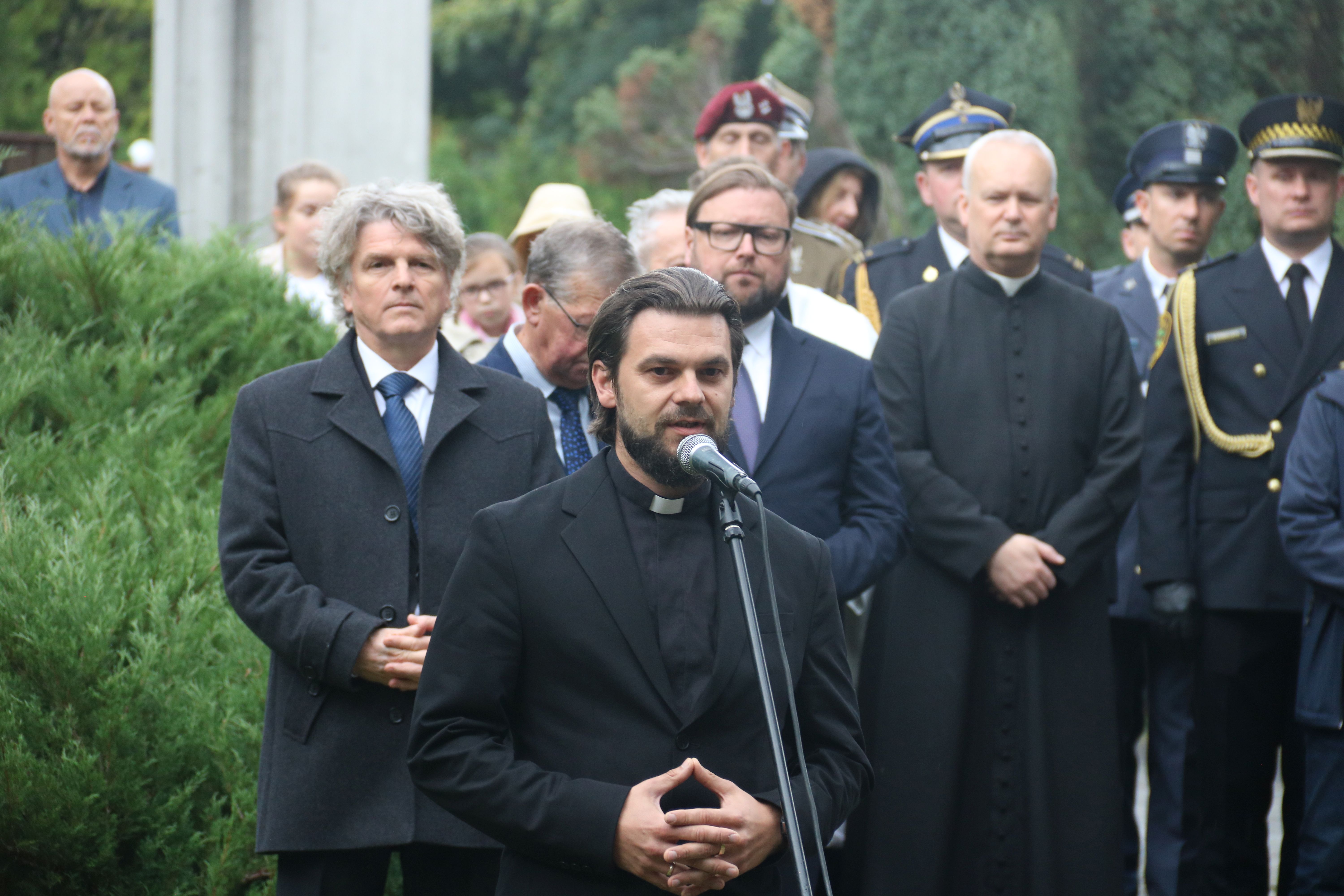 Stojący ludzie 
