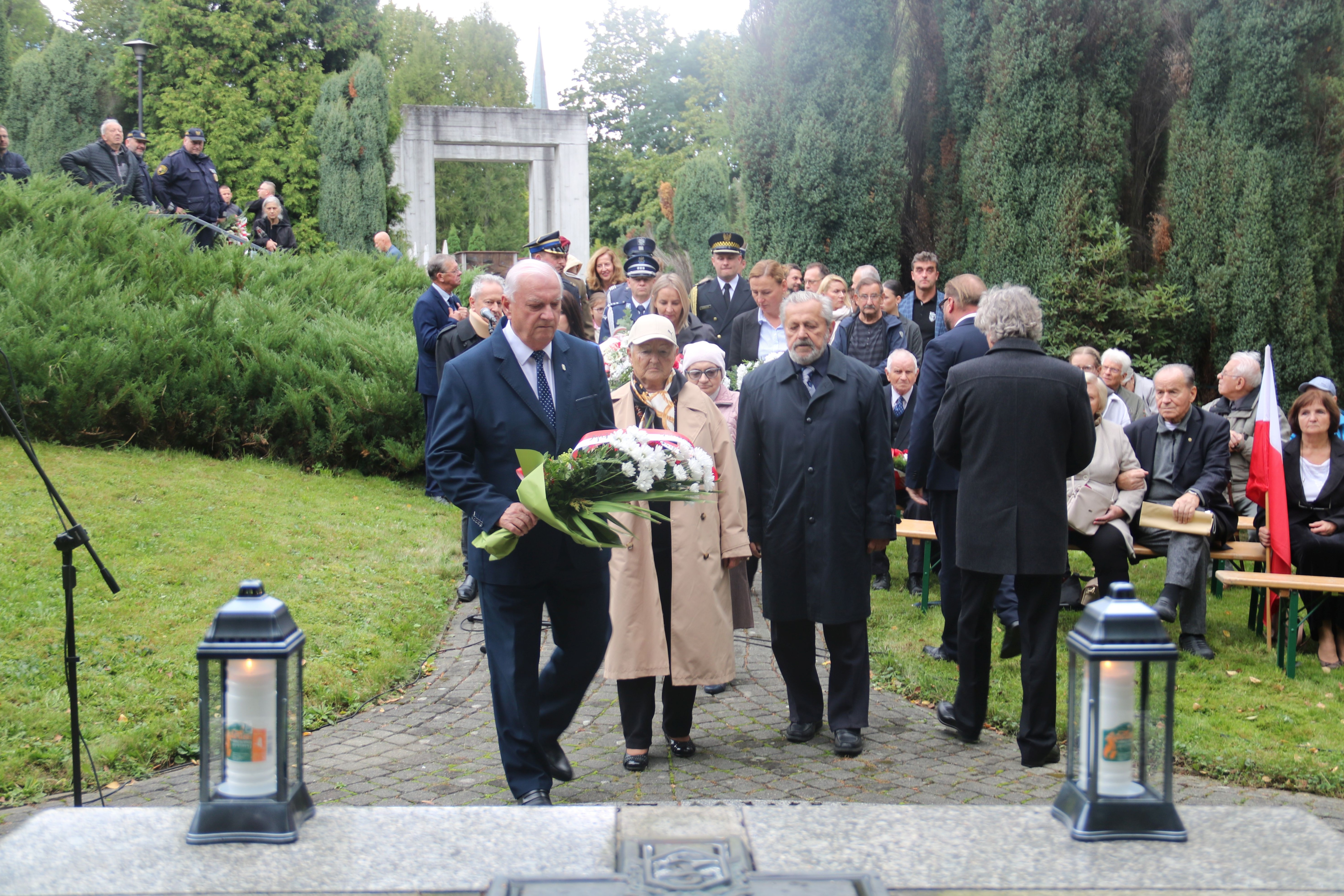 Stojący ludzie 