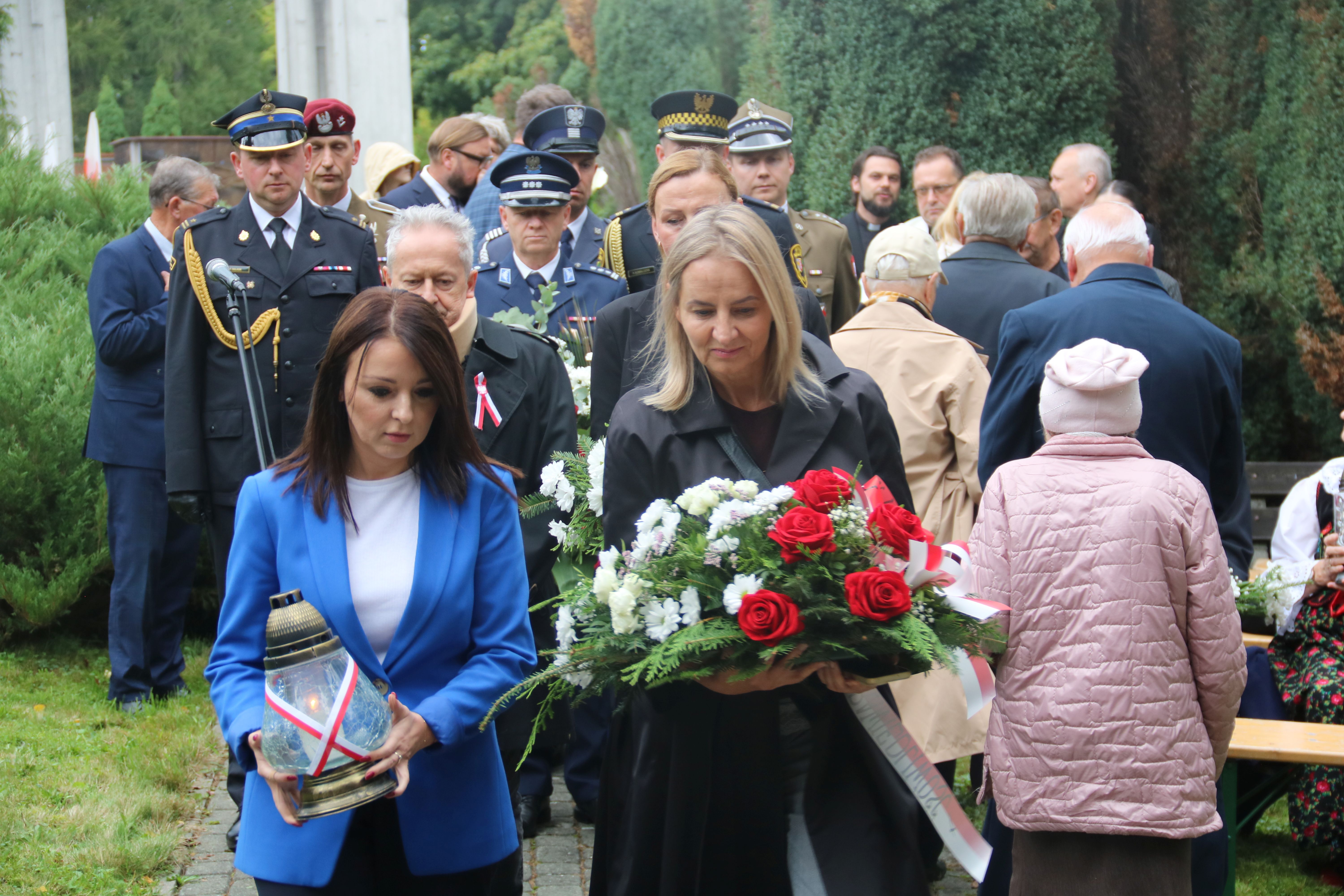 Stojący ludzie 