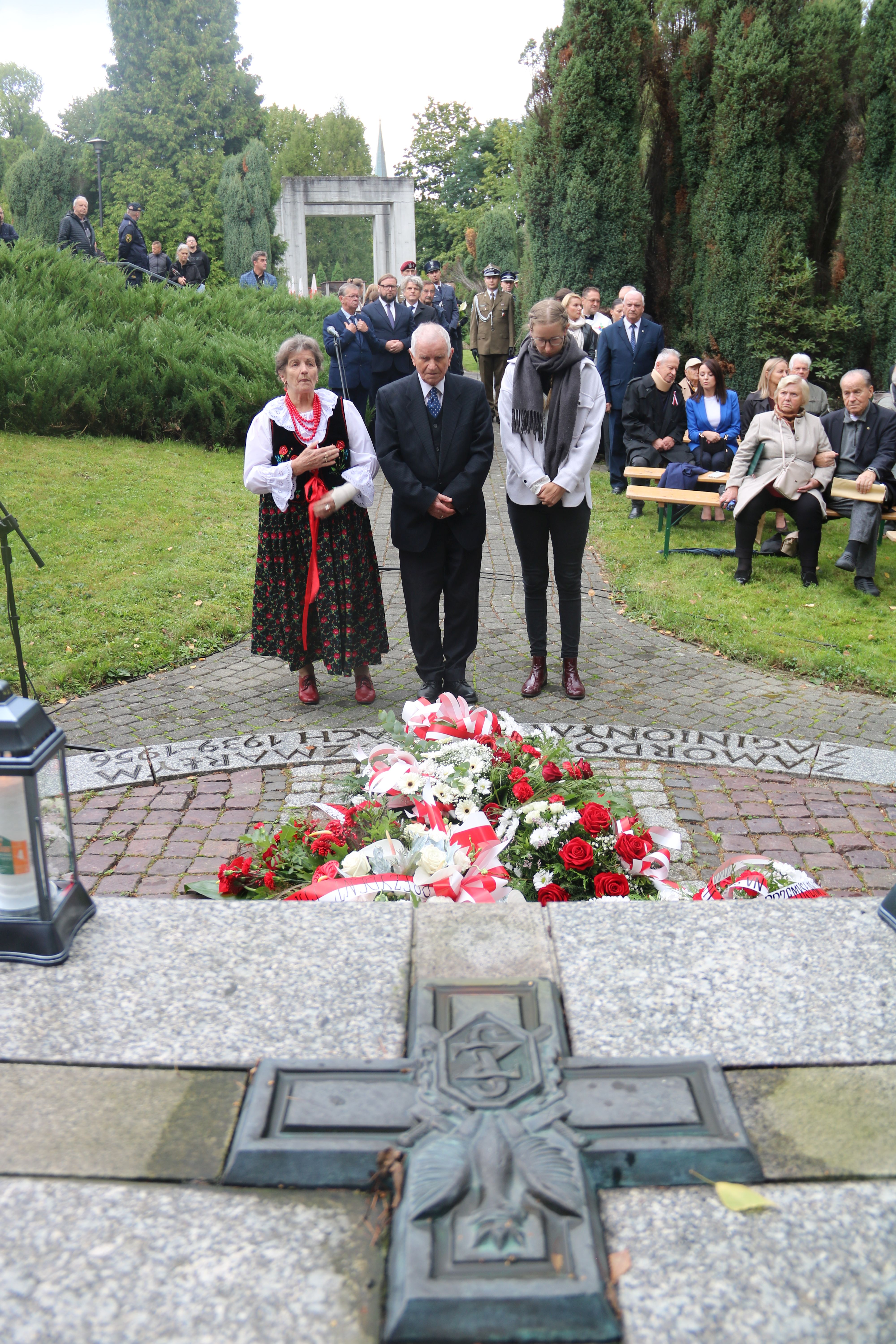 Stojący ludzie 