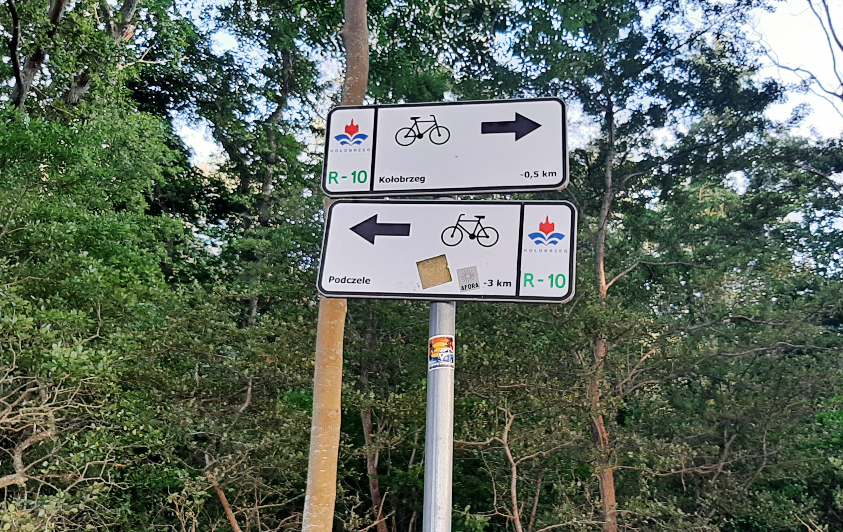 zdjęcie przedstawiające tabliczki informujące o szlaku rowerowym