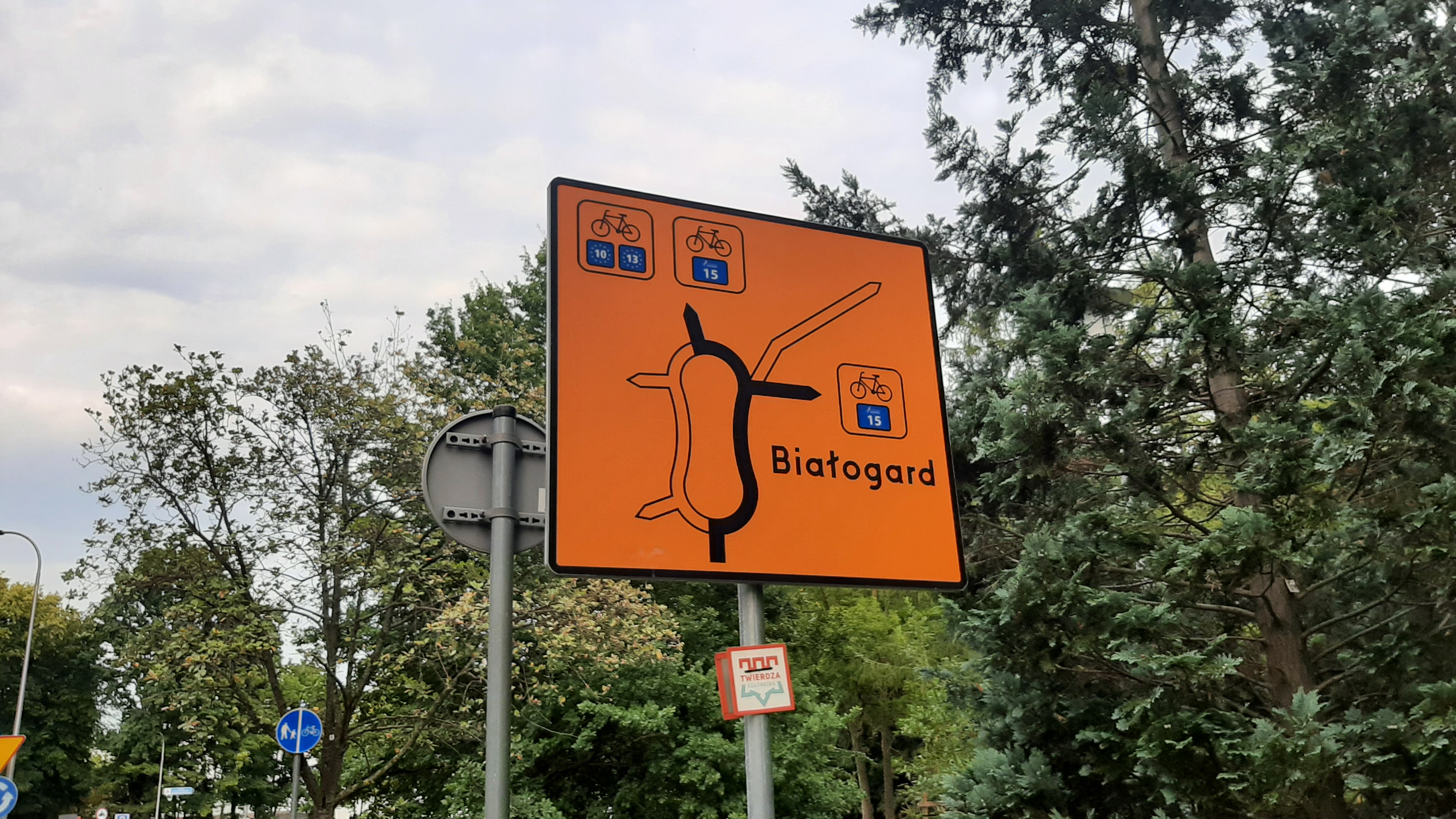 zdjęcie przedstawiające tabliczki informujące o szlaku rowerowym