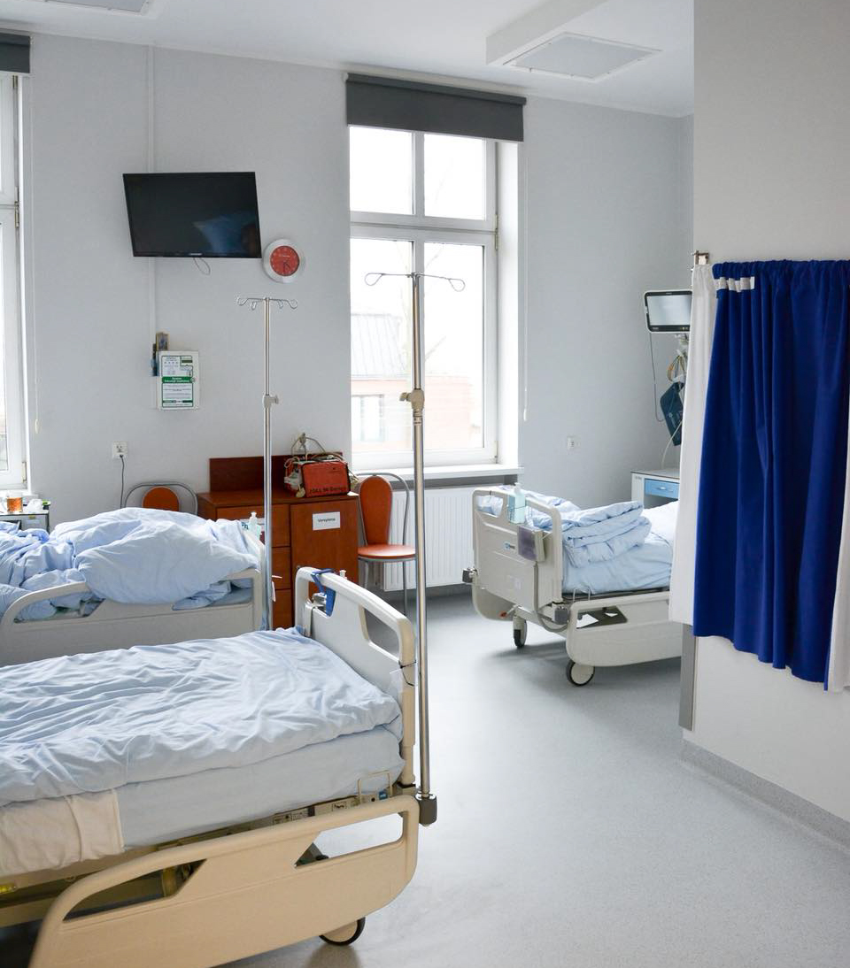 na zdjęciu sala szpitalna