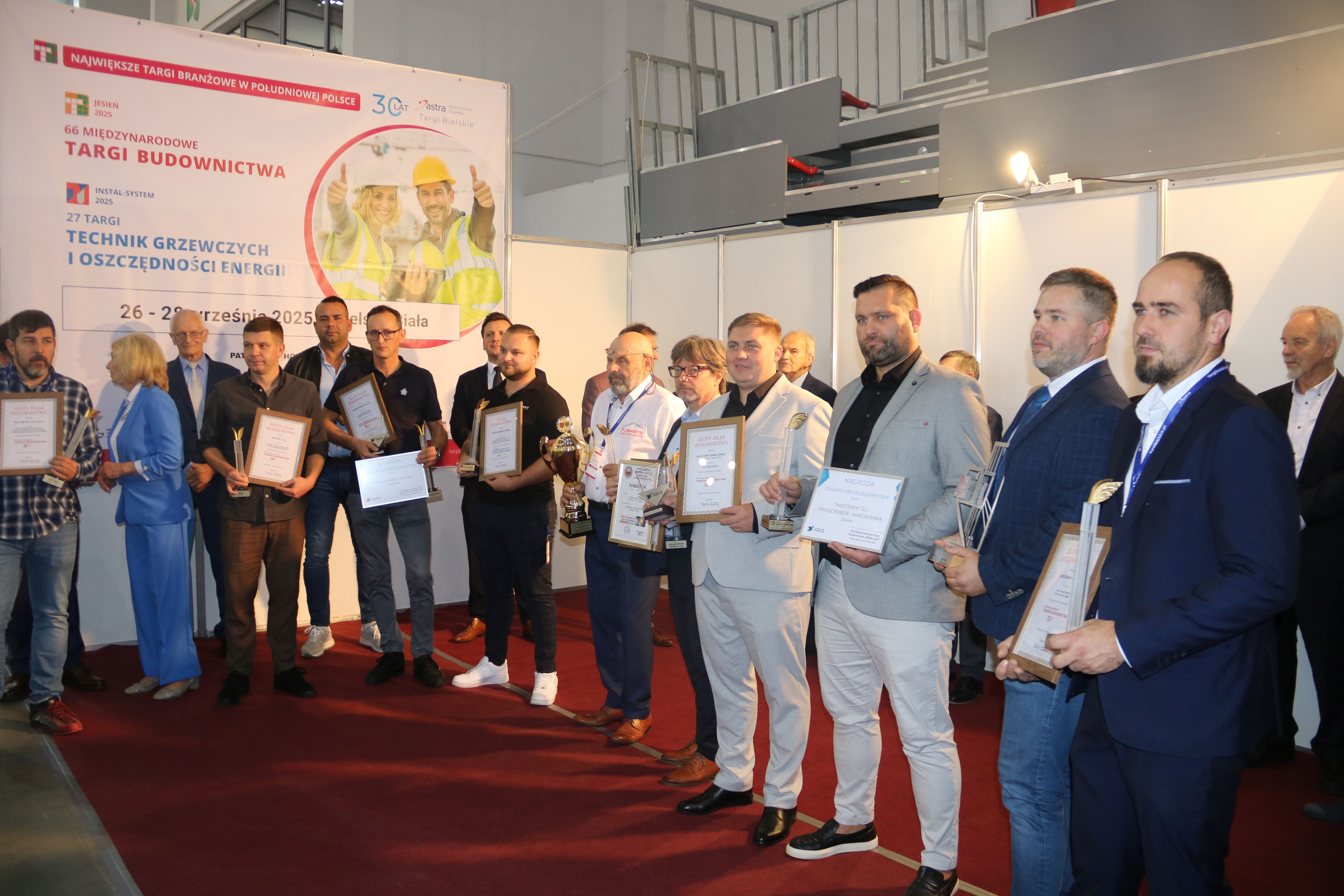 Na zdjęciu stojący ludzie 