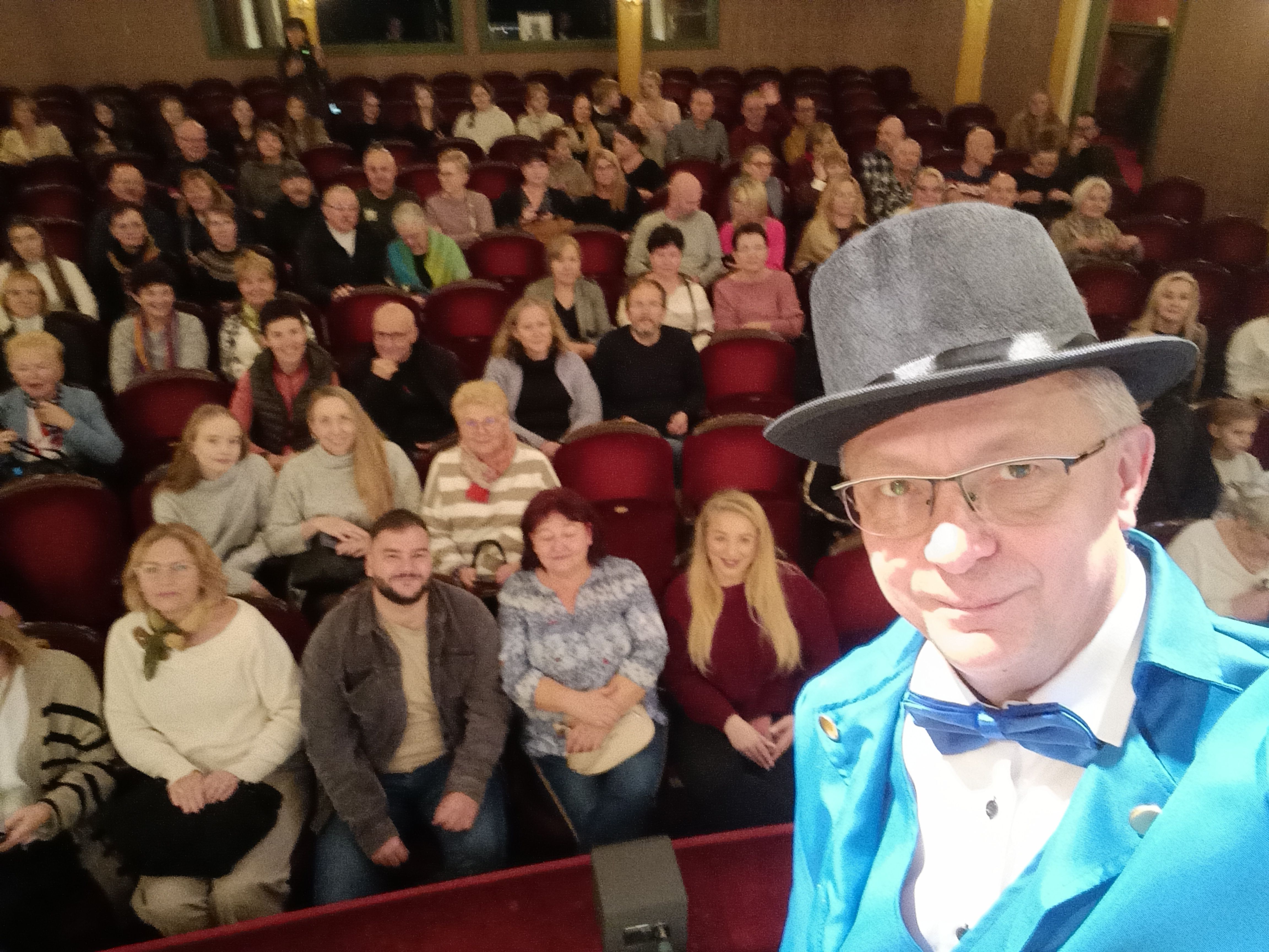 Na zdjęciu ludzie w Teatrze