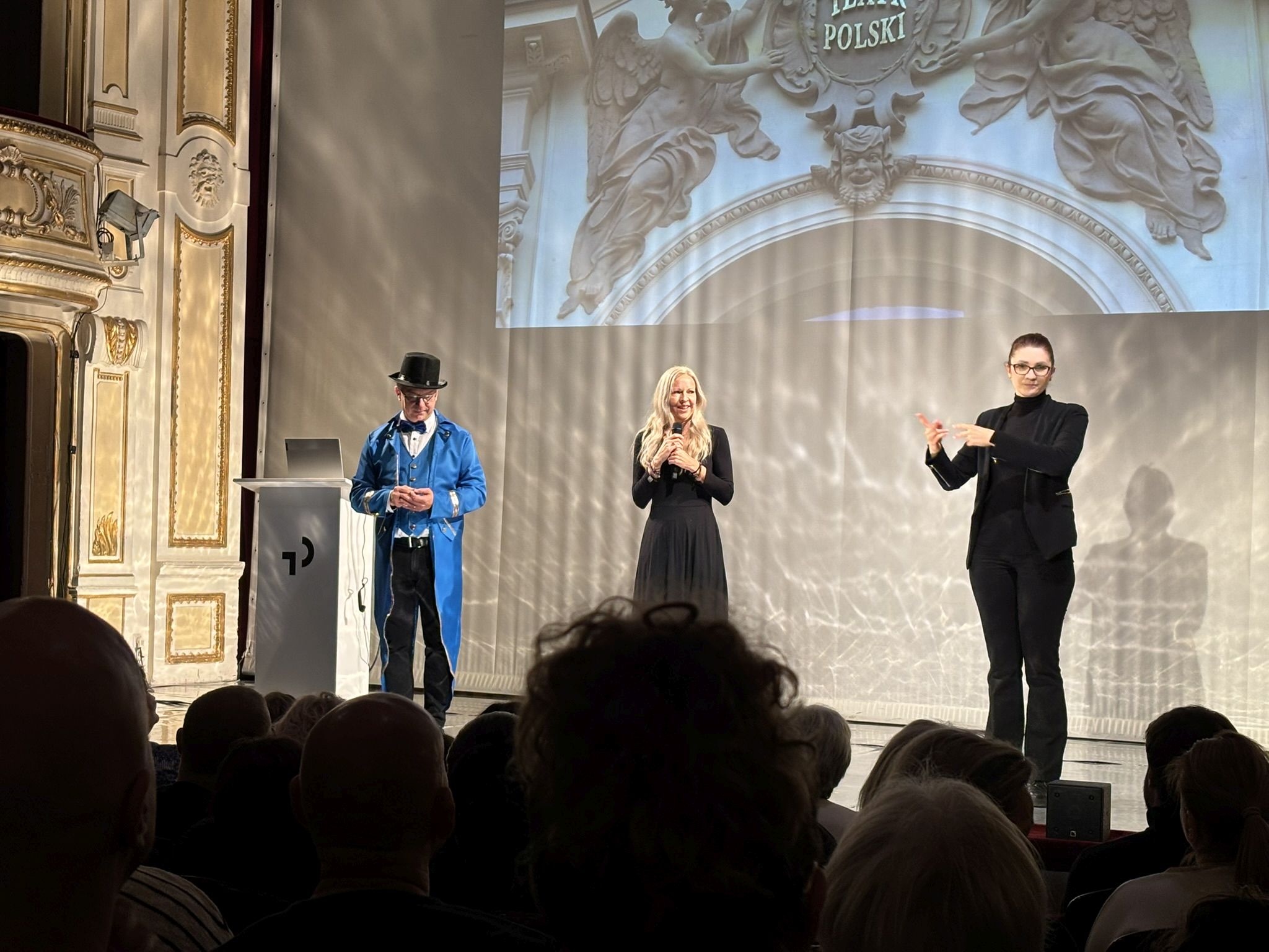 Na zdjęciu ludzie w Teatrze