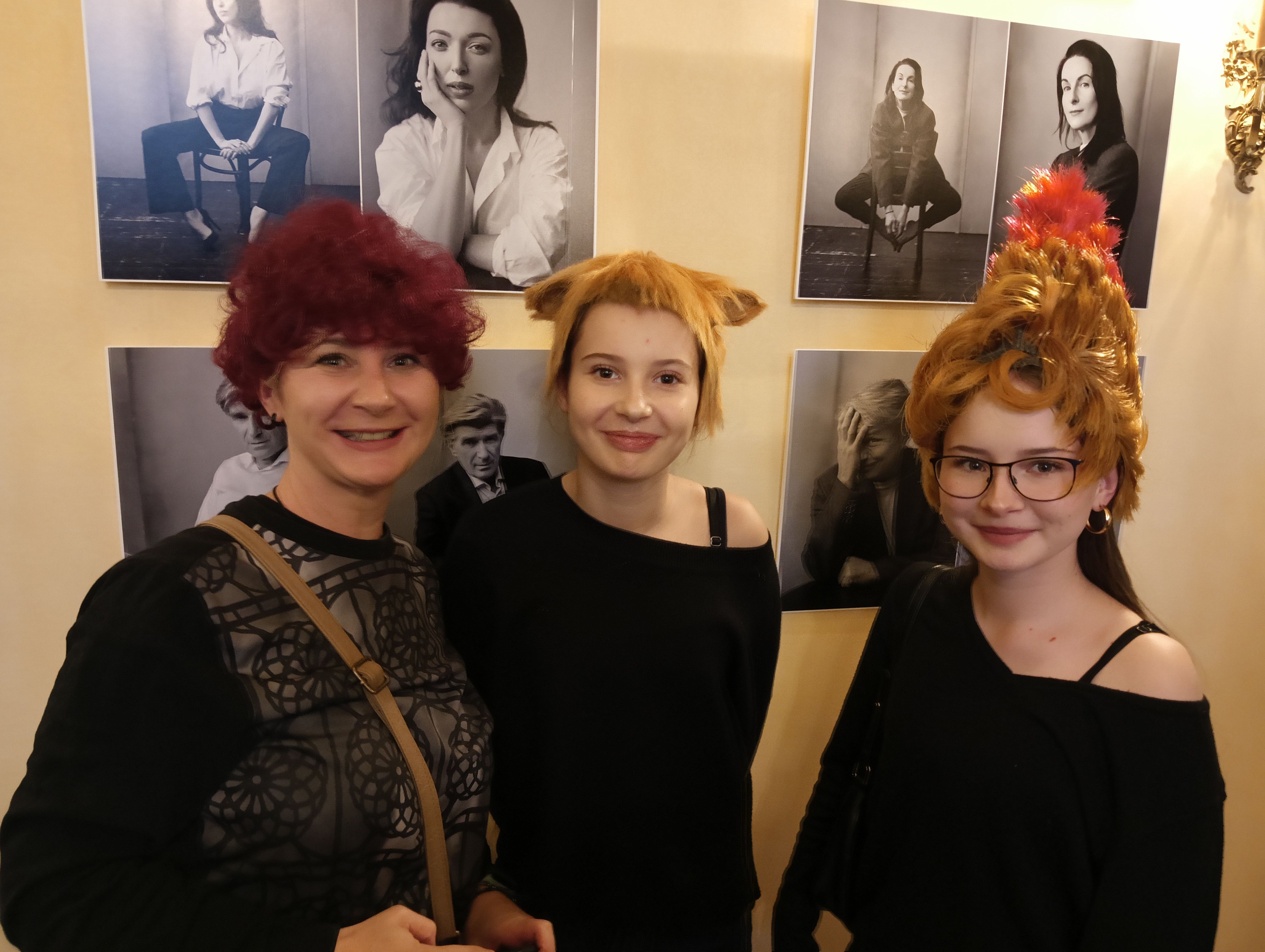 Na zdjęciu ludzie w Teatrze