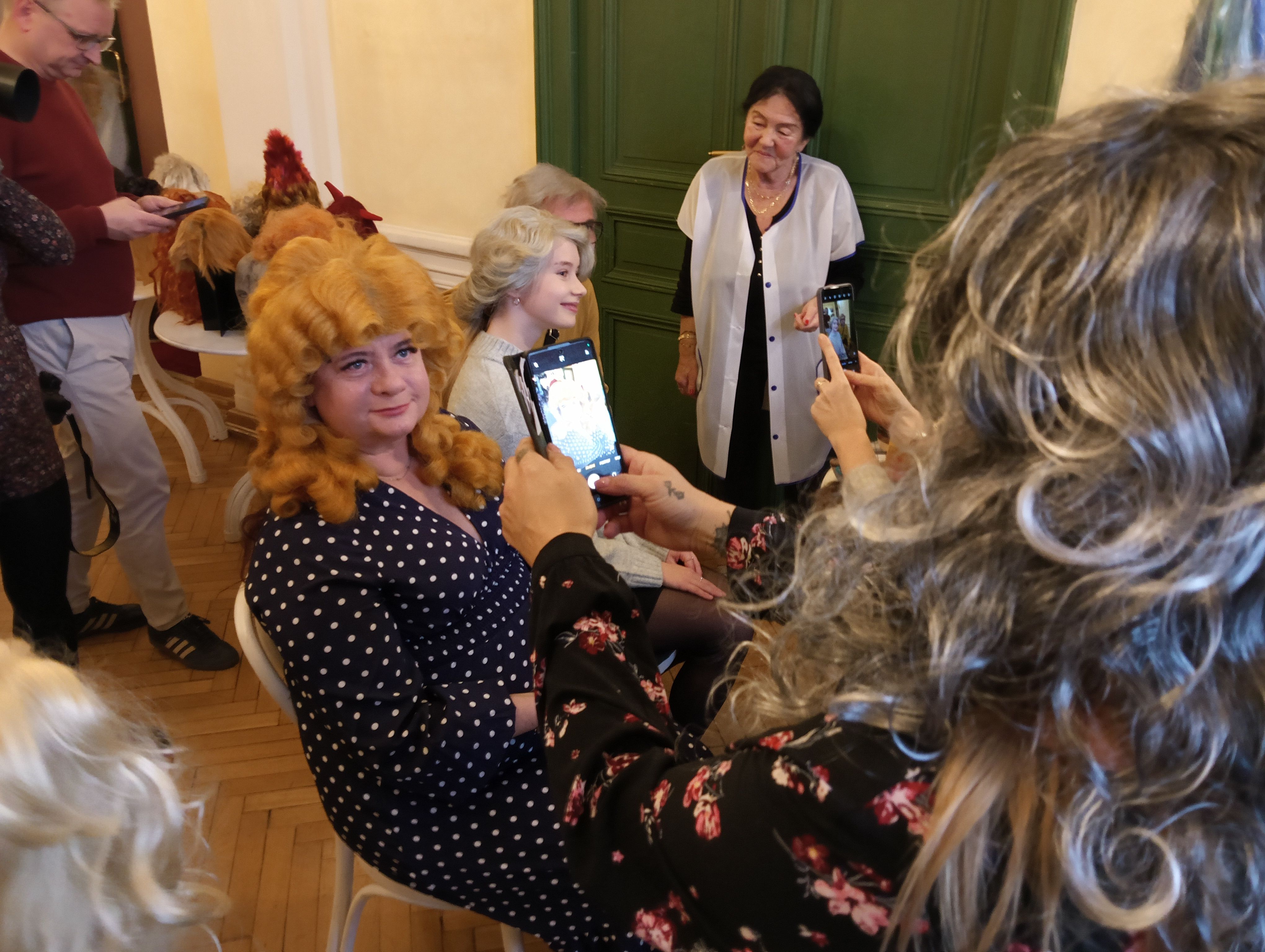 Na zdjęciu ludzie w Teatrze