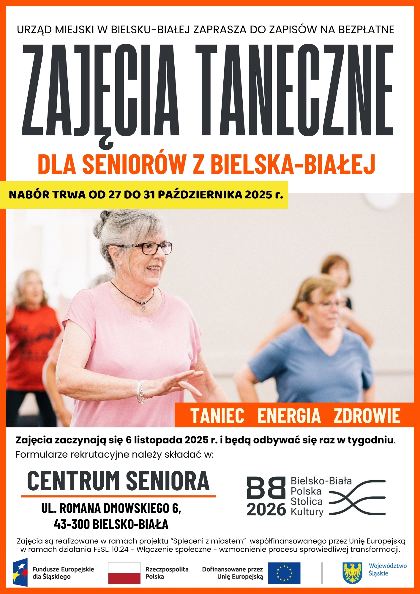 Grafika przedstawia grupkę tańczących seniorów i informuje o zajęciach tanecznych dla seniorów z Bielska-Białej, nabór trwa od 27 do 31 października 2025 roku. Na grafice znajduje się logo miasta Bielska-Biała, logo Centrum Seniora. Zajęcia sa realizowane w ramach projektu „Spleceni z miastem” współfinansowane przez Unie Europejską w ramach działania FESL.10.24- włączenie społeczne- wzmocnienie procesu sprawiedliwej transformacji. Na dole plakatu są 4 logo: Fundusze Europejskie dla śląska niebieski pionowy prostokąt kolor z trzema gwiazdkami białą, żółtą i czerwoną; flaga Rzeczpospolitej Polski biało czerwona, logo Unii Europejskiej poziomy prostokąt z 12 żółtymi gwiazdkami tworzącymi okrąg; logo Województwa Śląskiego- prostokąt zaokrąglony na dole z żółtym orłem.