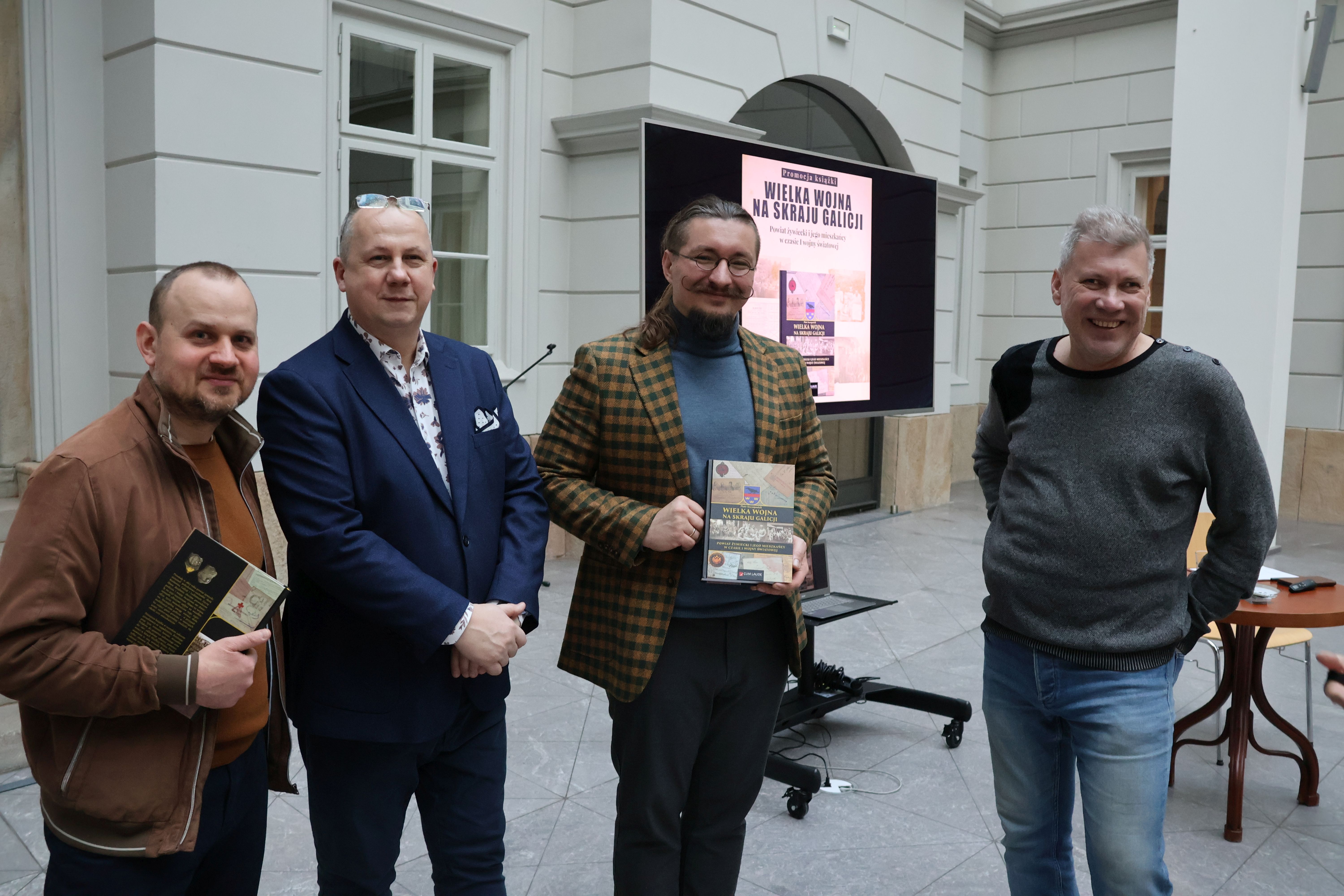 Na zdjęciu dr Piotr Szczepaniak i uczestnicy spotkania 