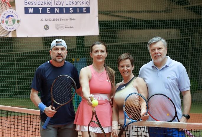 Na zdjęciu zawody tenisa ziemnego 