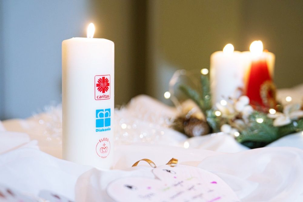 Na zdjęciu zapalone świece 