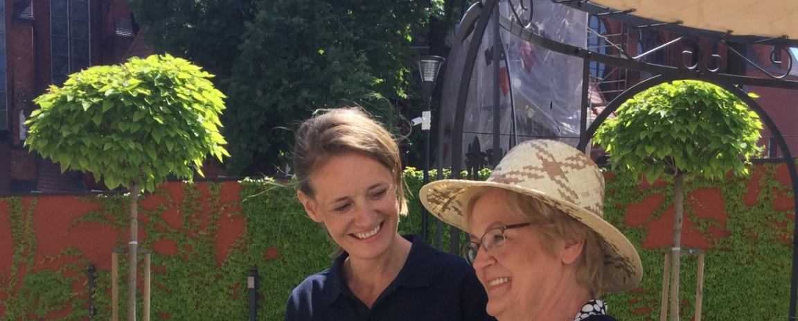 Opiekunka i seniorka w ogrodzie
