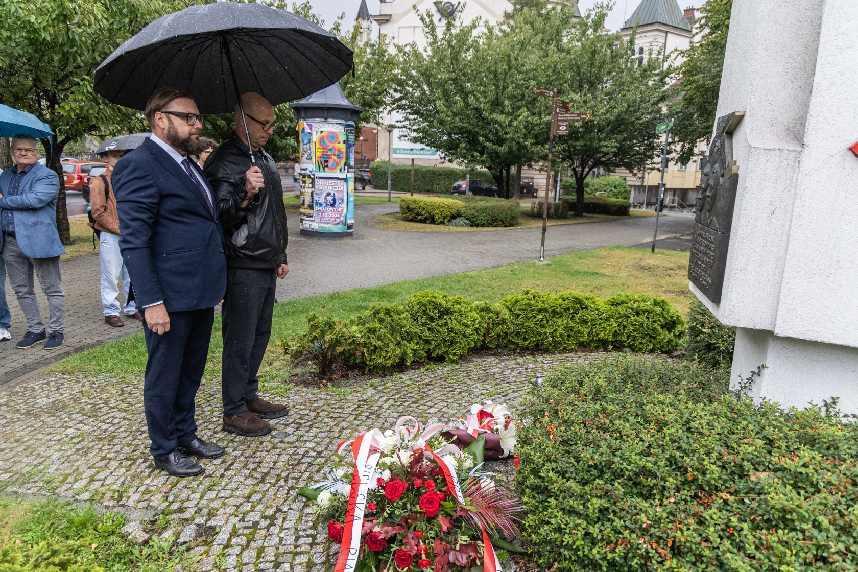 Na zdjęciu uroczystość pod pomnikiem lotników 
