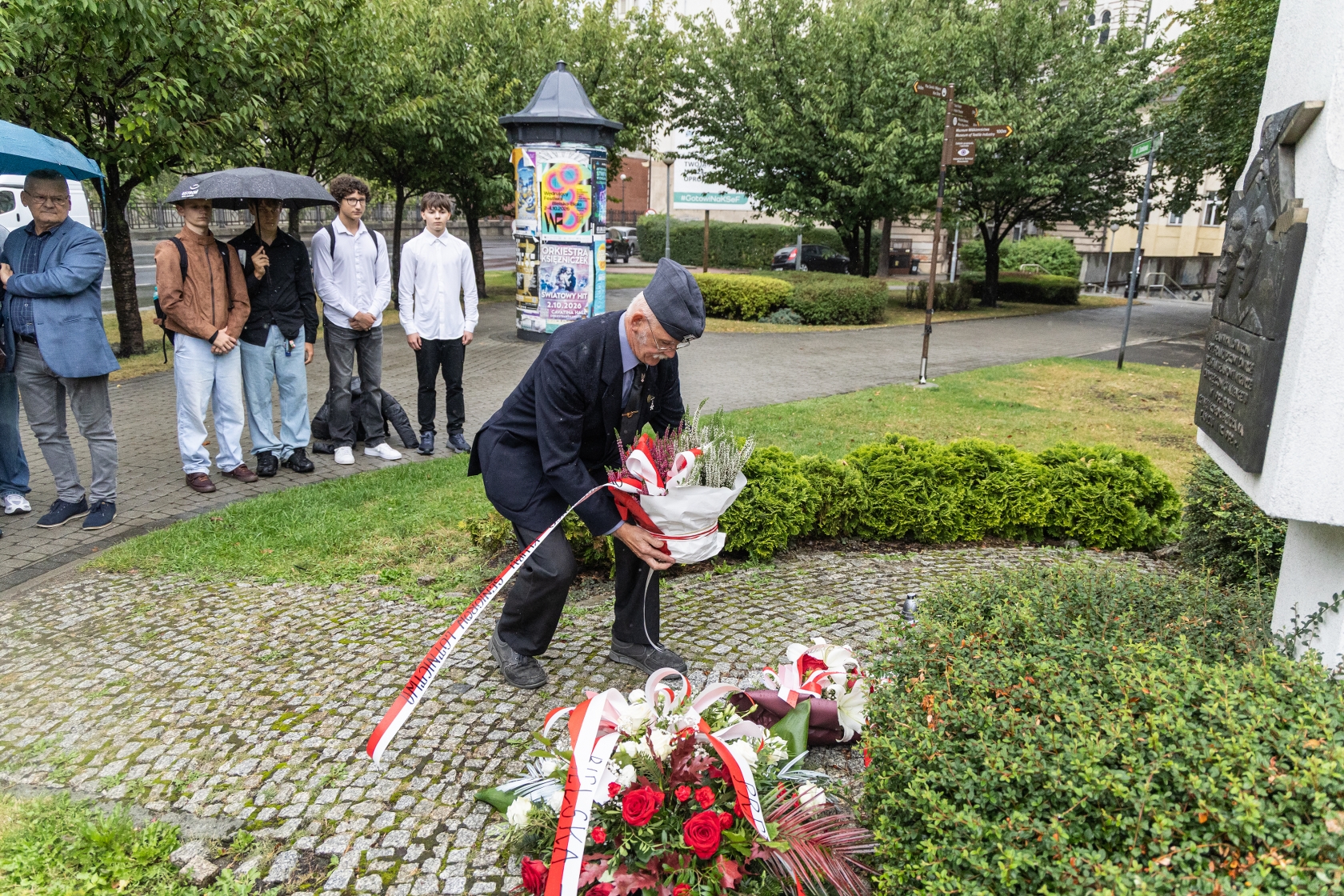 Na zdjęciu uroczystość pod pomnikiem lotników 
