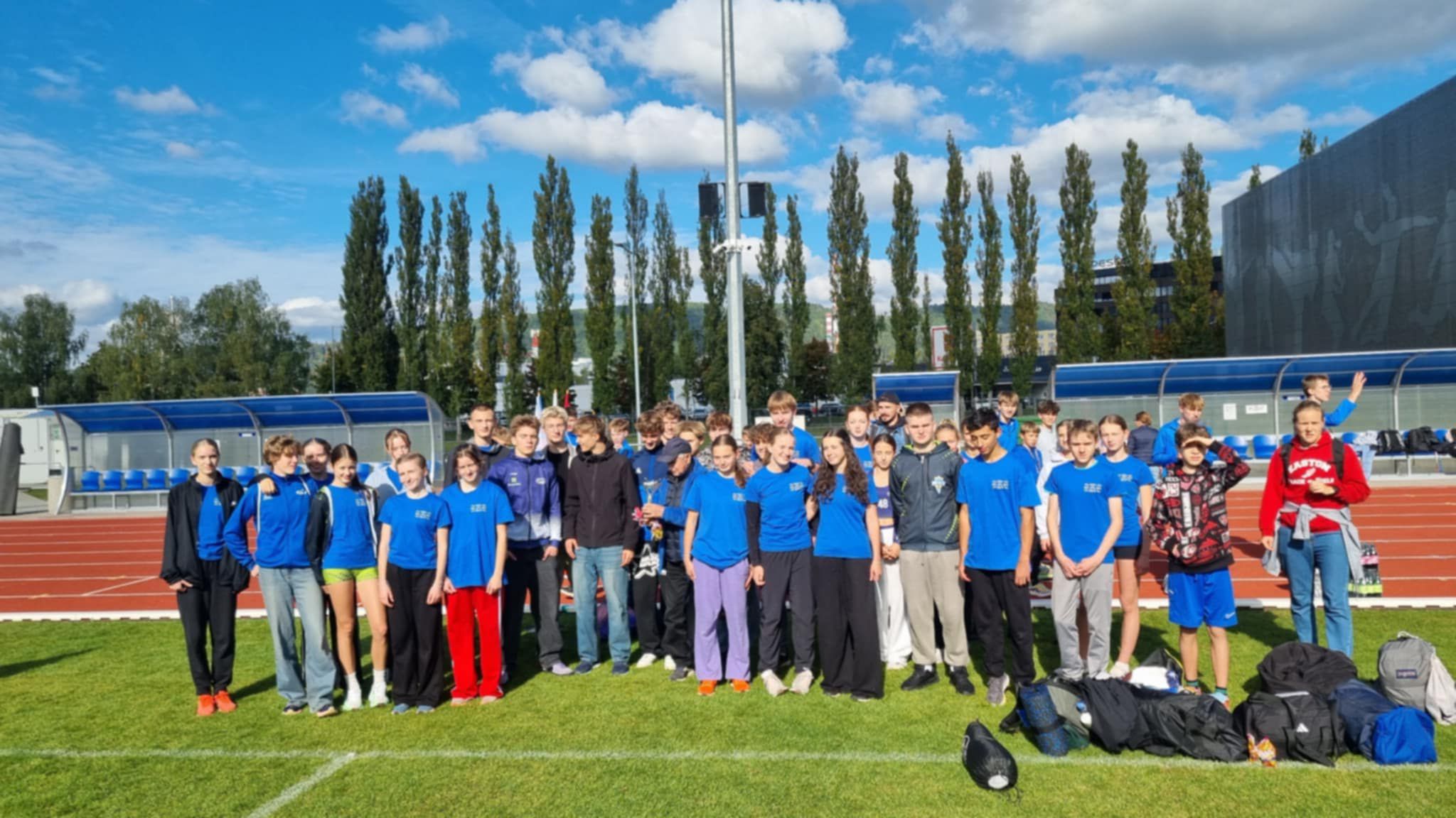 Na zdjęciu stojący ludzie