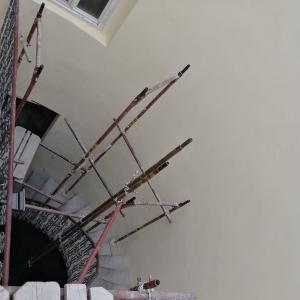 Ściany klatki schodowej w trakcie remontu. 