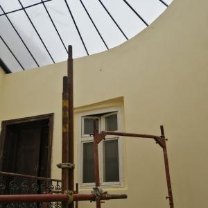 Świetlik oraz ściany klatki schodowej w trakcie remontu. 
