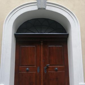 Portal wejściowy i stolarka drzwiowa po renowacji. 