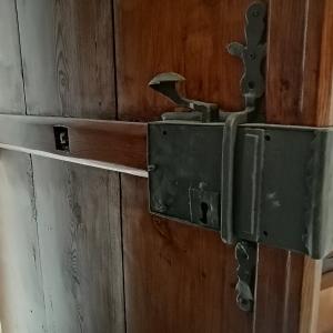 Detal stolarki drzwiowej po konserwacji. 