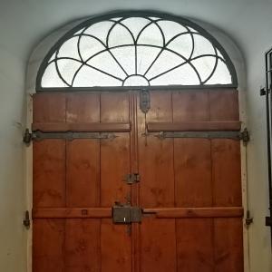 Stolarka drzwi wejściowych od wewnątrz po konserwacji. 