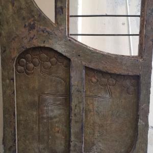 Detal secesyjnych drzwi w sieni, stan przed konserwacją. 