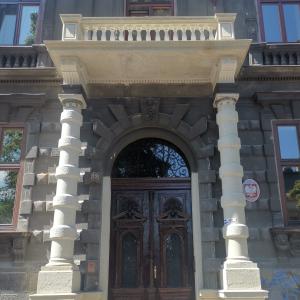 Portal wejściowy wraz z balkonem i drzwiami po renowacji.