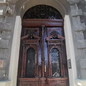 Drzwi i portal kamienny po renowacji.