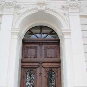 Willa przy ul. 3 Maja 13 stolarka drzwi wejściowych po konserwacji..
