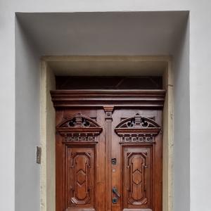 Plebania ewangelicko-augsburska widok na drzwi po renowacji..