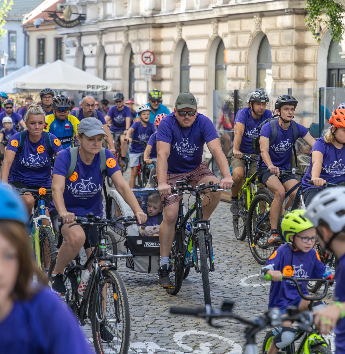 na zdjęciu rowerzysci
