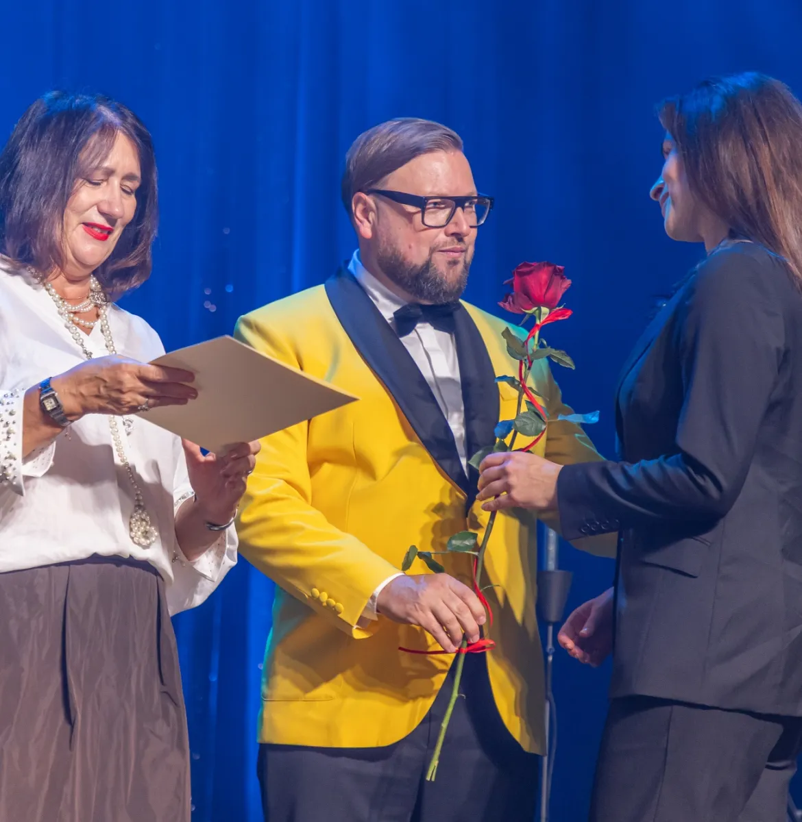 na zdjęciu osoby na scenie