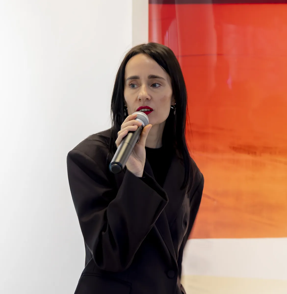 Na zdjęciu osoba z mikrofonem