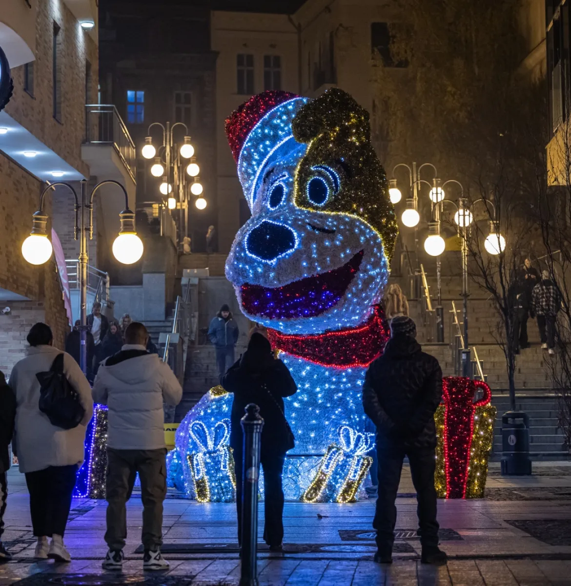 na zdjęciu świąteczna ozdoba uliczna 