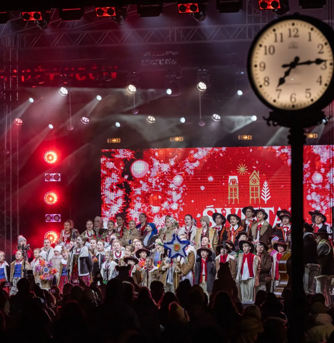 na zdjęciu osoby na scenie