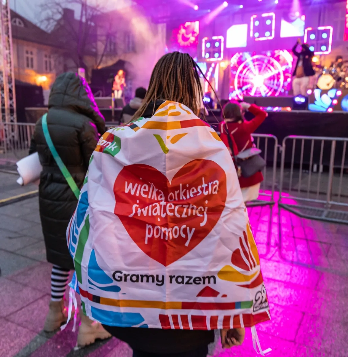 na zdjęciu osoby pod sceną