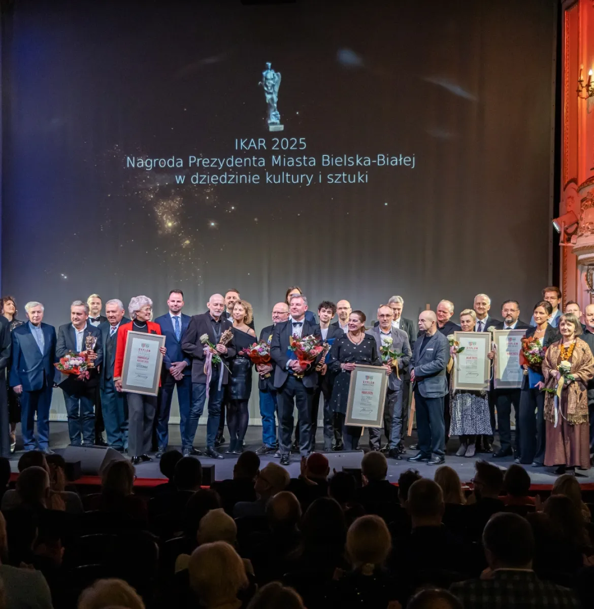 na zdjęciu osoby na scenie