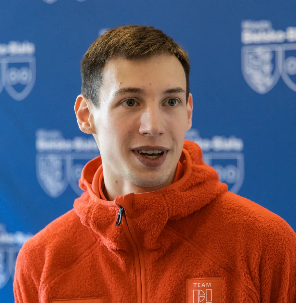 na zdjęciu sportowiec