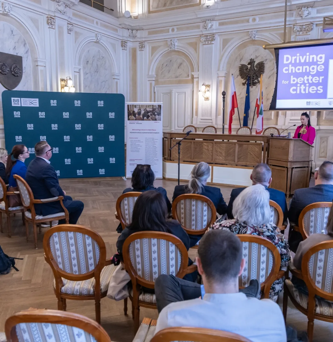 na zdjęciu osoby na spotkaniu