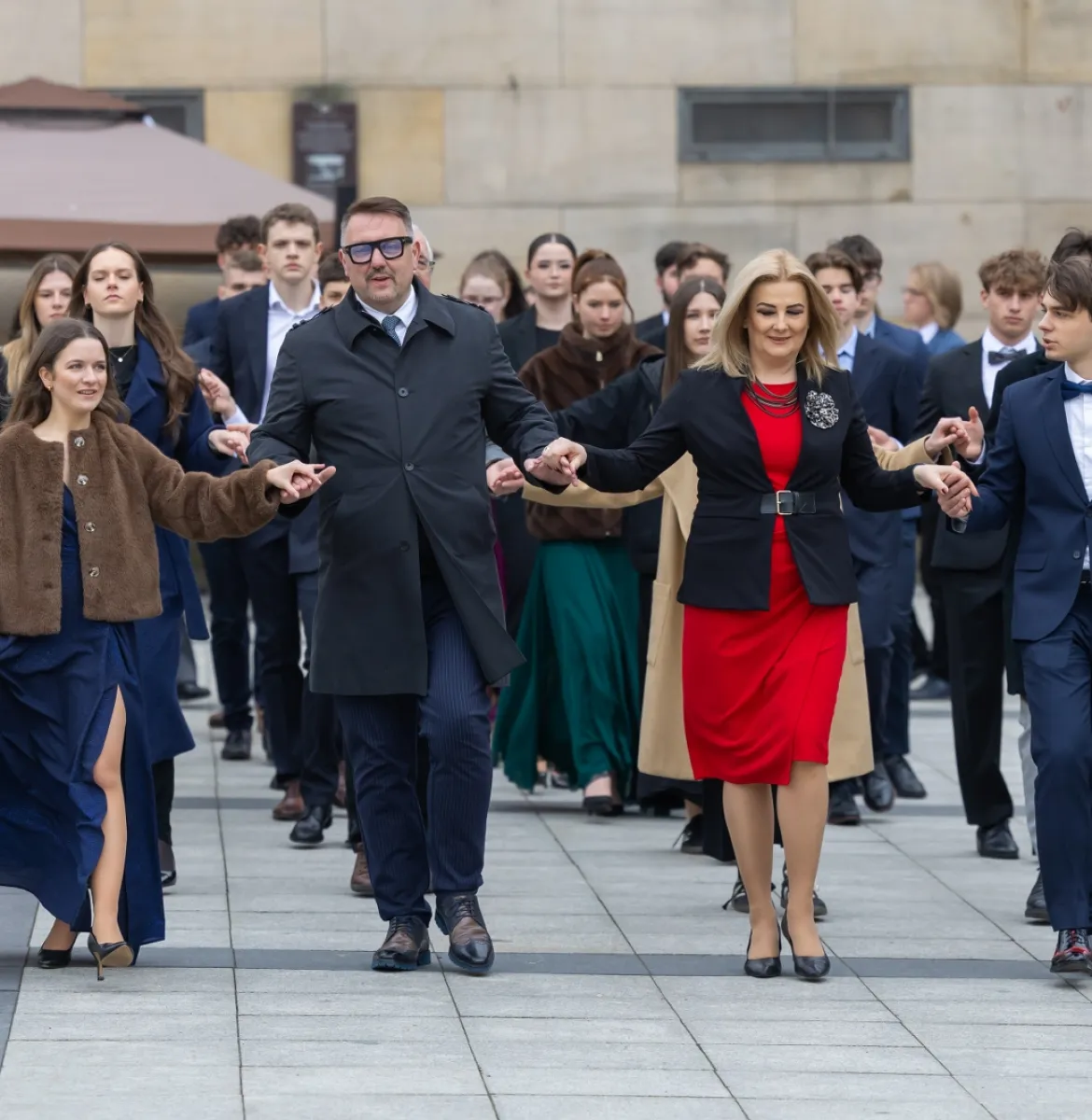 na zdjęciu osoby tańczące