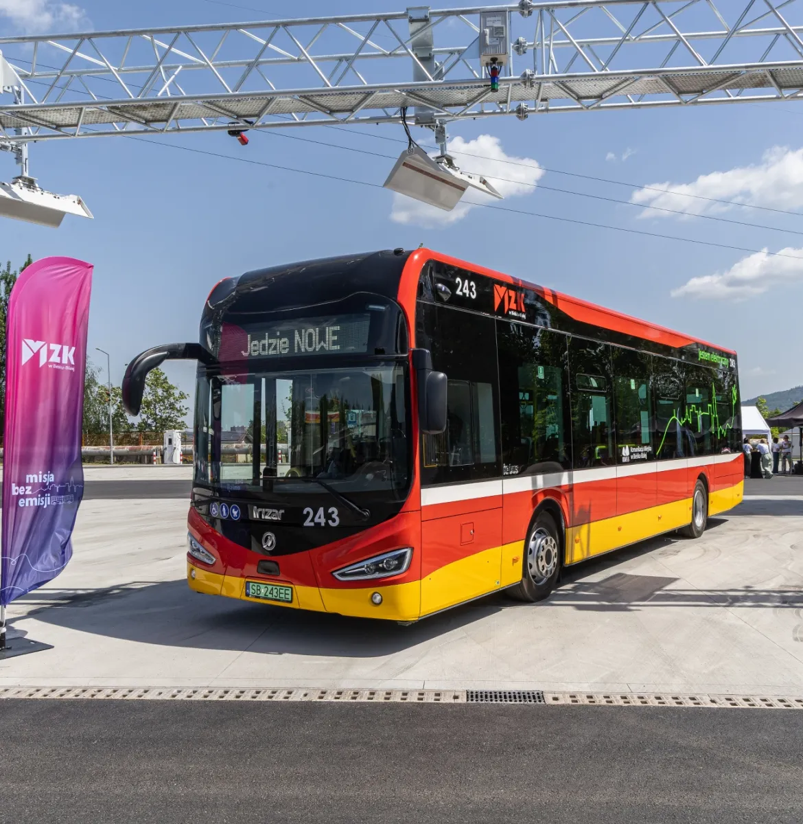 na zdjęciu nowy autobus 