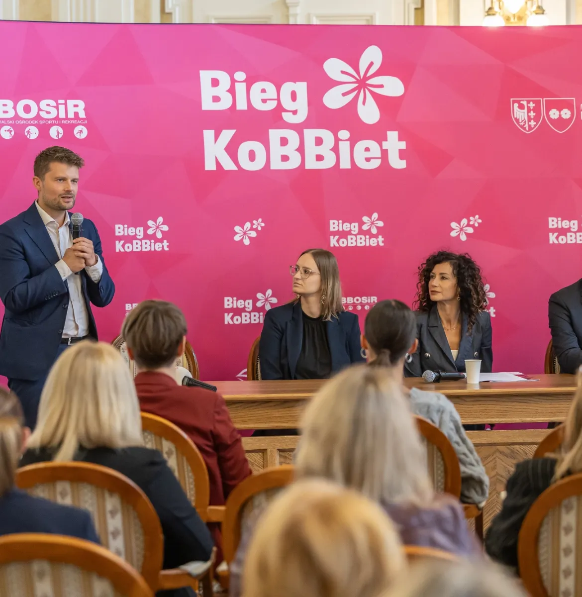 na zdjęciu osoby podczas spotkania
