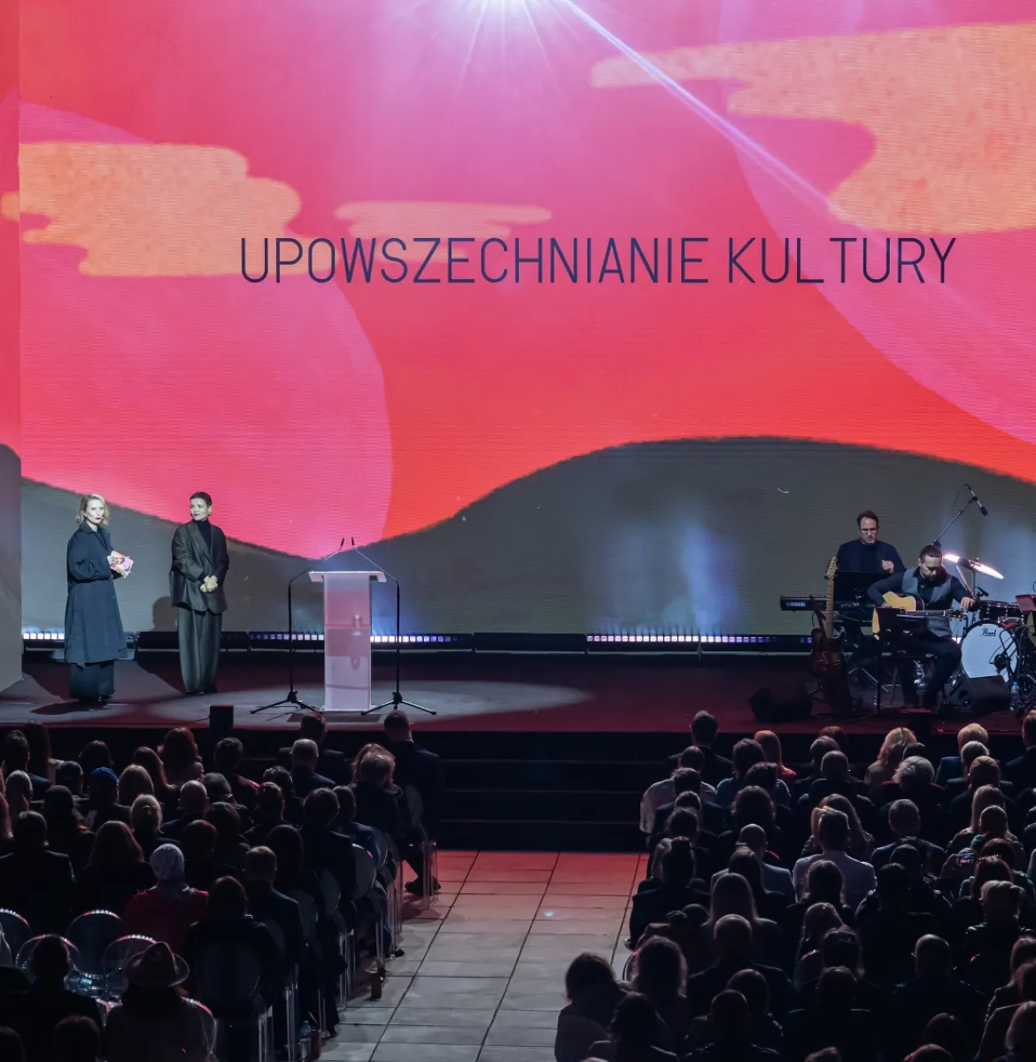 na zdjęciu osoby na scenie