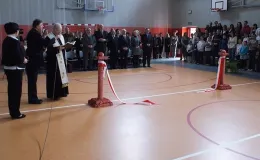 Otwarcie sali gimnastycznej - na zdjęciu przemawiający duchowny wśród zgromadzonej publiczości