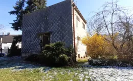 Zdjęcie nieruchomości zabudowanej budynkiem mieszkalnym wolnostojącym przy ul. Botanicznej 5